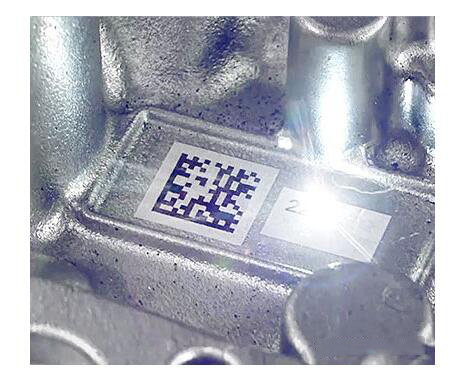 激光雕刻能穿透表面更深，對(duì)于易磨損的部件，推薦使用激光雕刻工藝